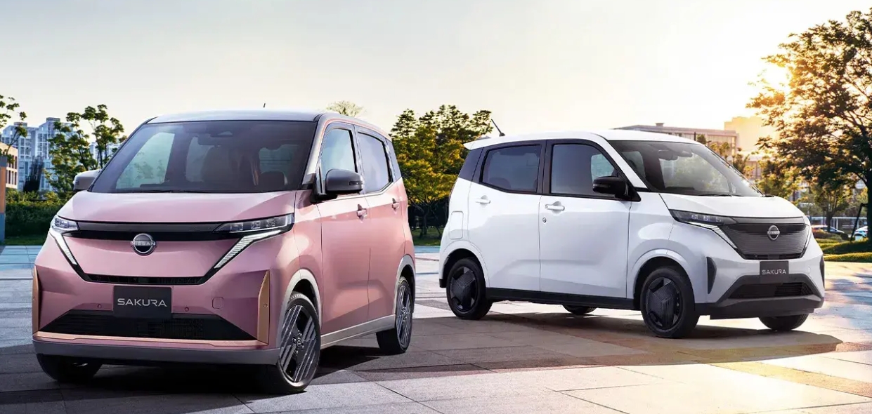 日産サクラのピンクとホワイトの2台を並べたフロント〜サイドの外観写真