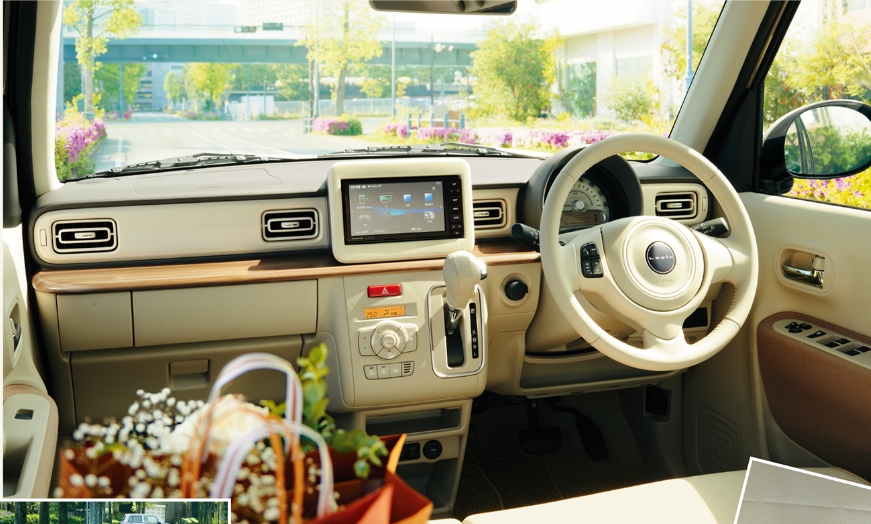 スズキラパンの車内。運転席から助手席まで見渡せる室内空間
