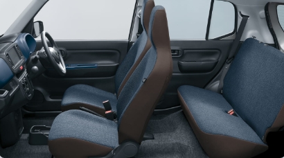 マツダ キャロルの運転席まわりの内装。シンプルな操作系がわかる写真