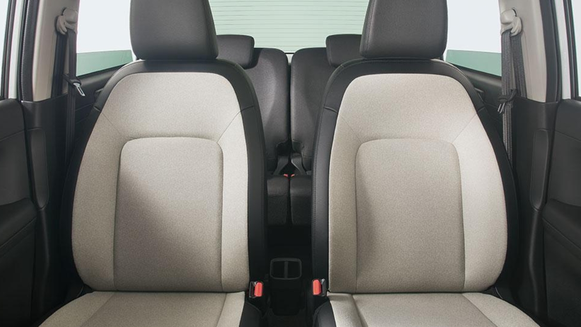 ホンダN-ONEの運転席まわりの内装。シンプルで上質な操作系がわかる写真
