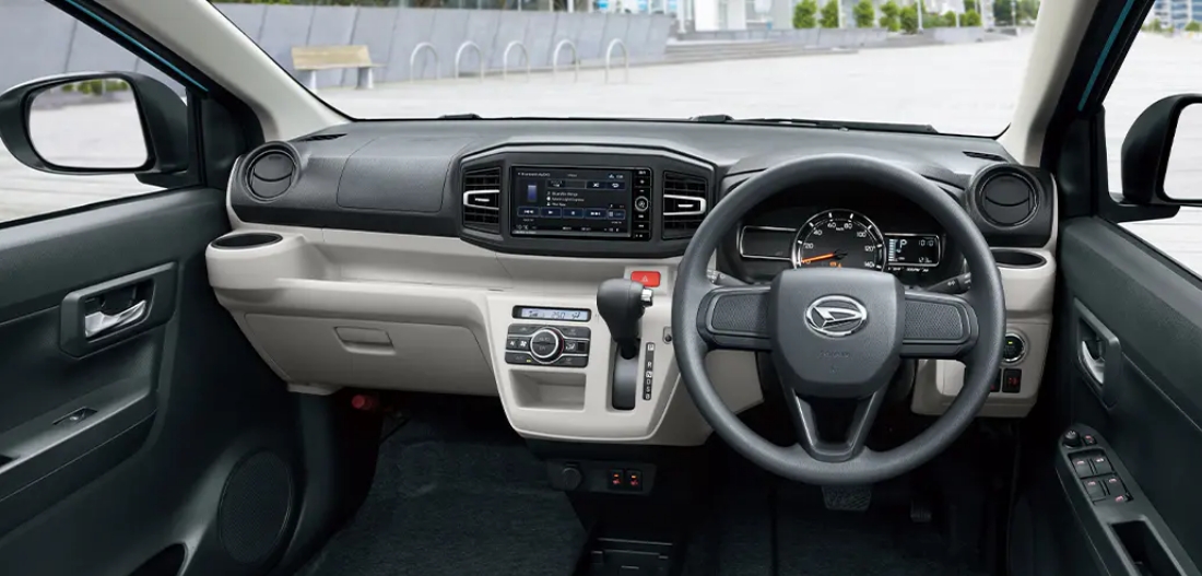 ダイハツ ミライースの運転席まわりの内装。ナビやエアコン操作部、メーターがシンプルに配置されたインパネの写真