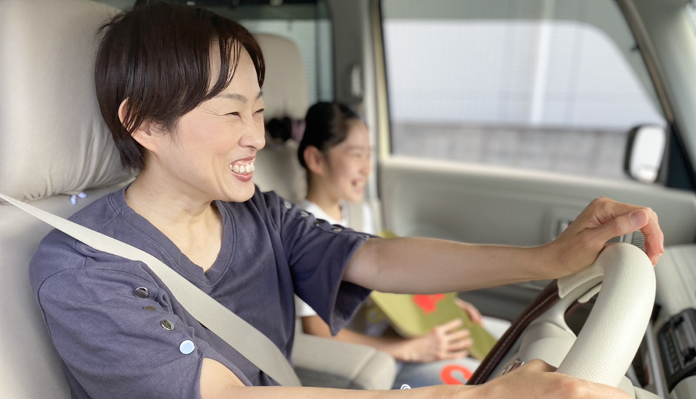 運転する母親