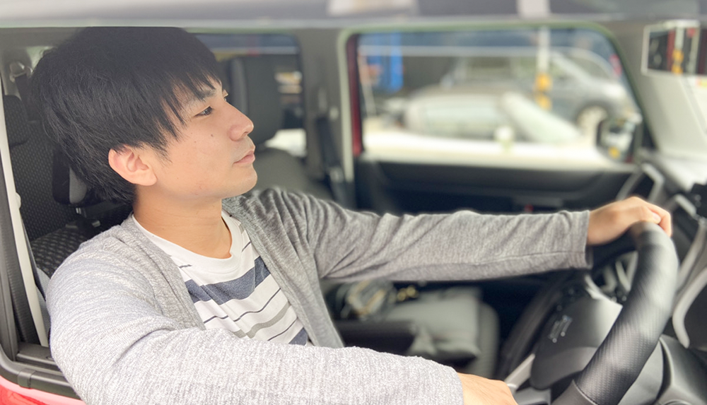 運転する男性